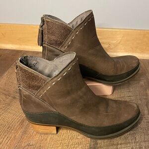 Chaco Women's Fossil Tassel Back Zip Ankle Boots Size 8 Brown